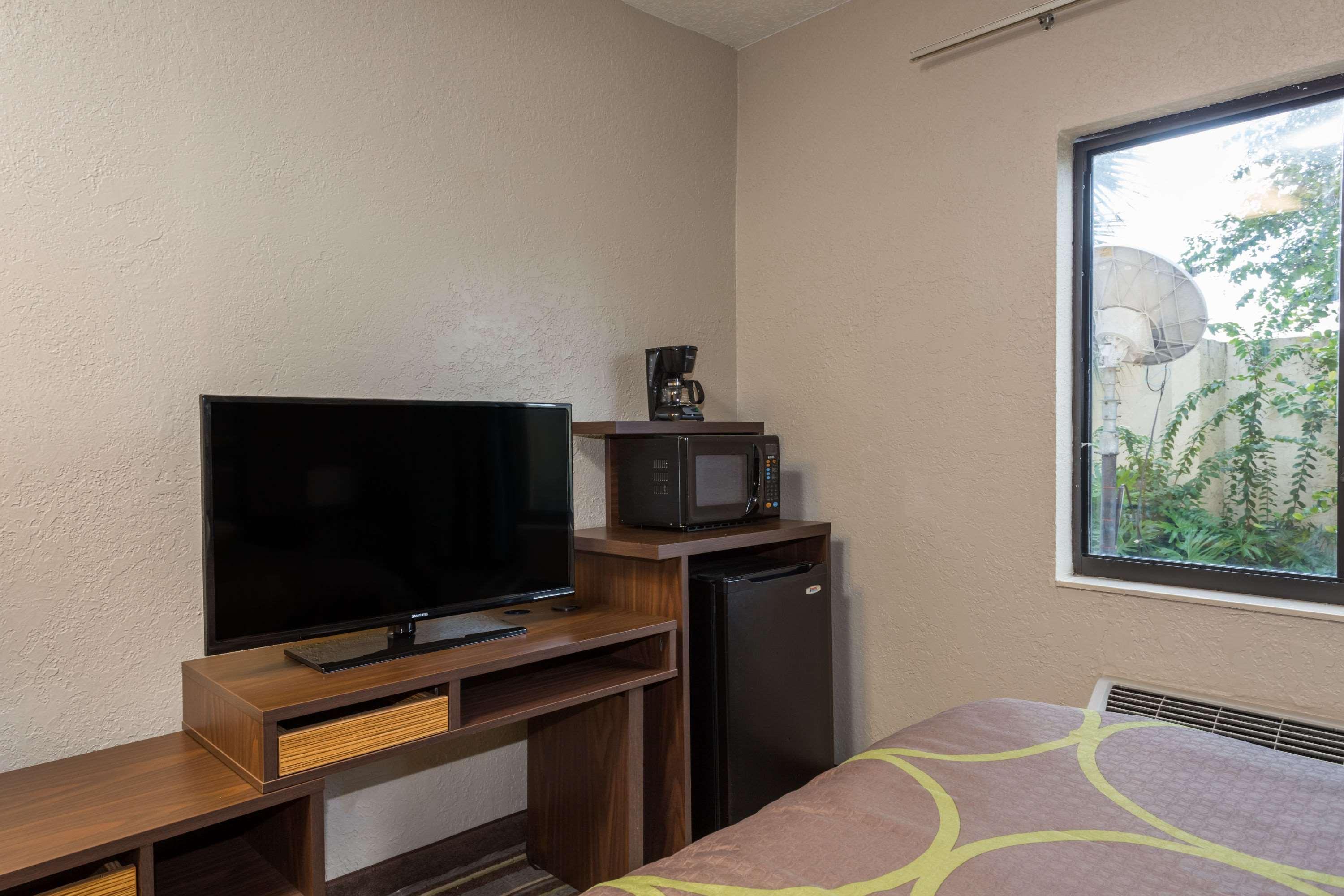 Super 8 By Wyndham Pompano Beach Exterior photo