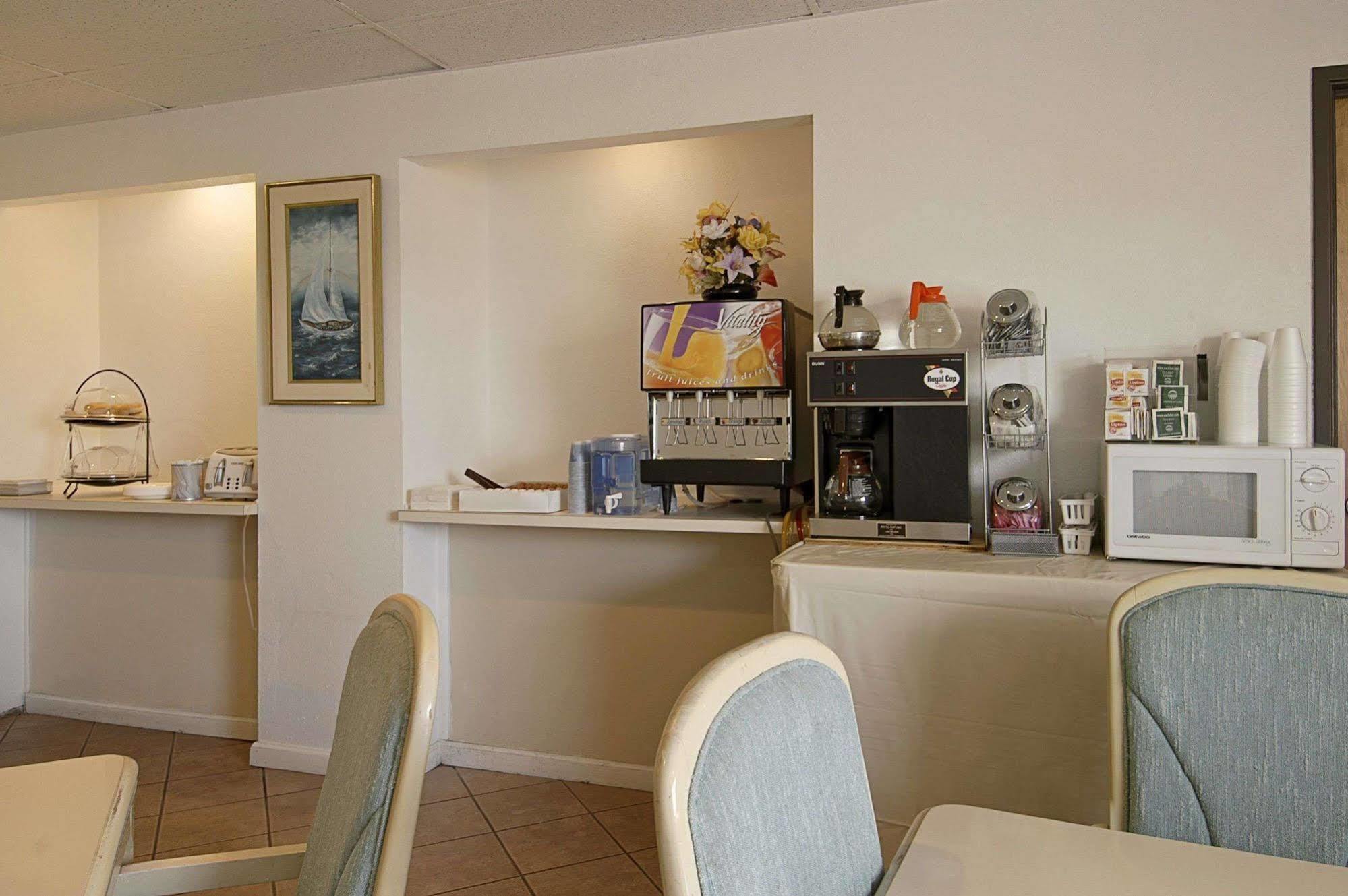 Super 8 By Wyndham Pompano Beach Exterior photo
